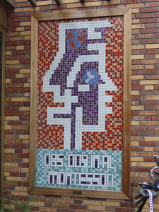 901938 Afbeelding van het mozaïek naast de ingang van de Openbare Montessorischool Oog in Al (Victor Hugoplantsoen 34) ...